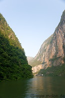 24 Daning river and steep cliffs