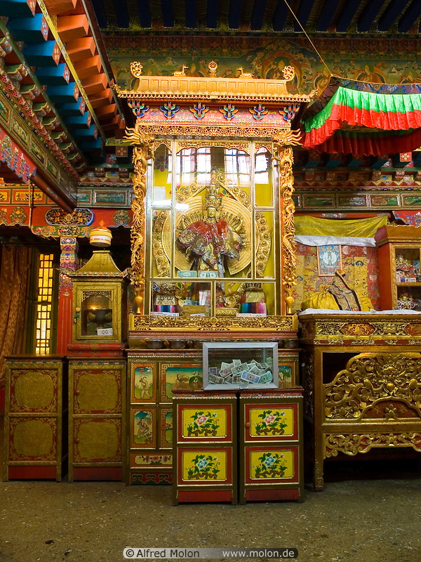 21 Chapel with golden statues and decorations