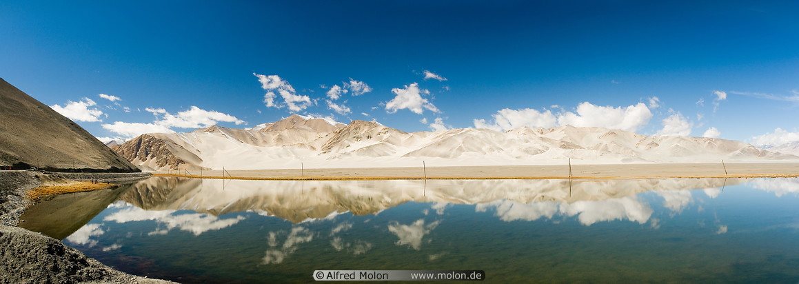22 Panoramic view of Shashan sand mountain and lake