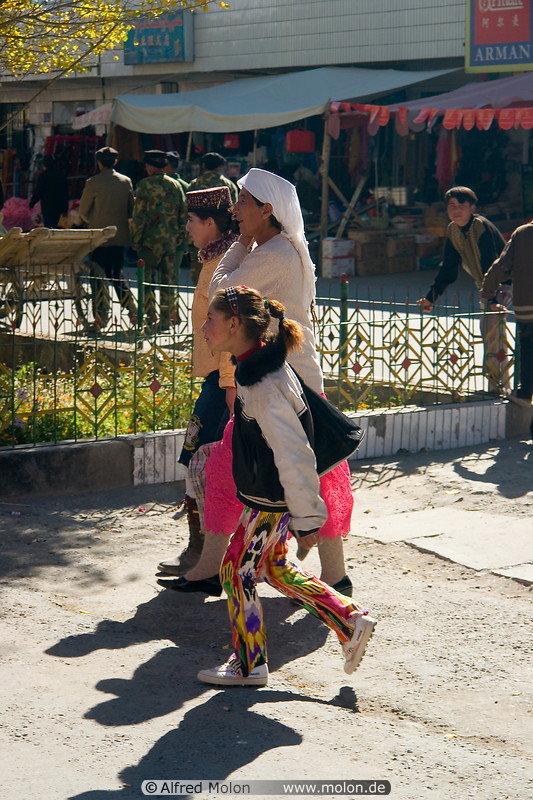 04 Tajik women and children in traditional dress