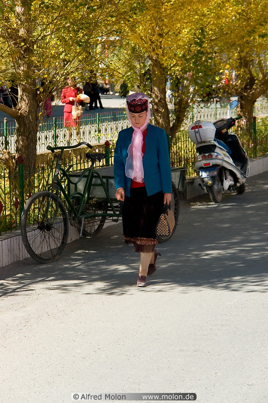 07 Tajik woman in traditional dress