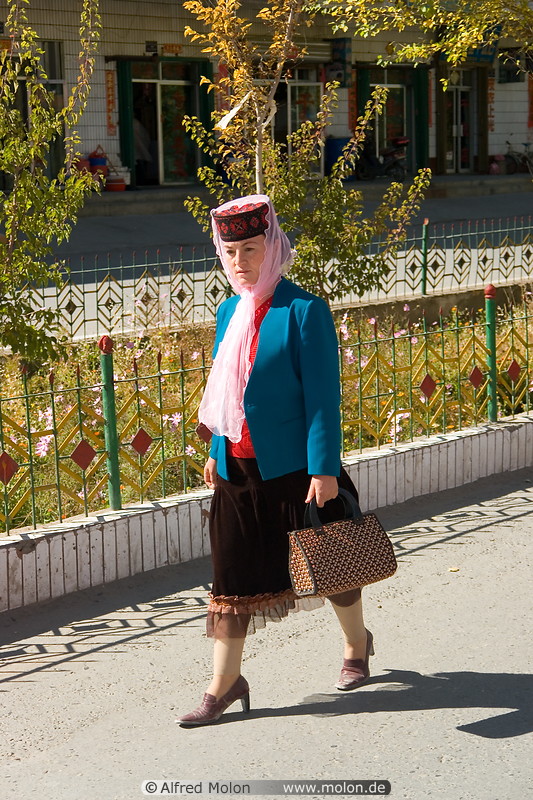 08 Tajik woman in traditional dress