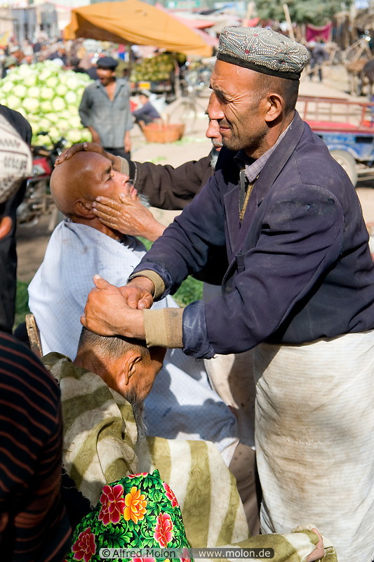 04 Uighur barbers at work