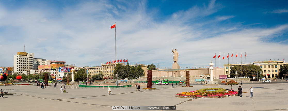04 People square with Mao statue