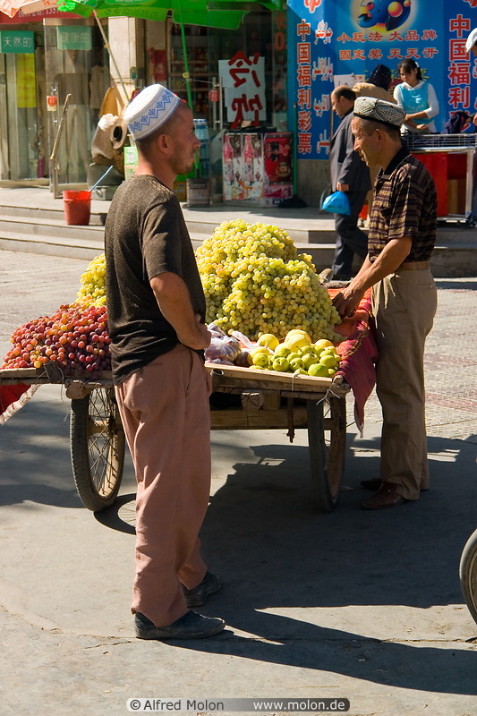 10 Grapes seller and cart