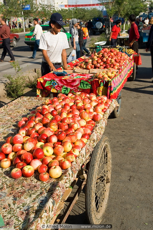 18 Stall with red apples