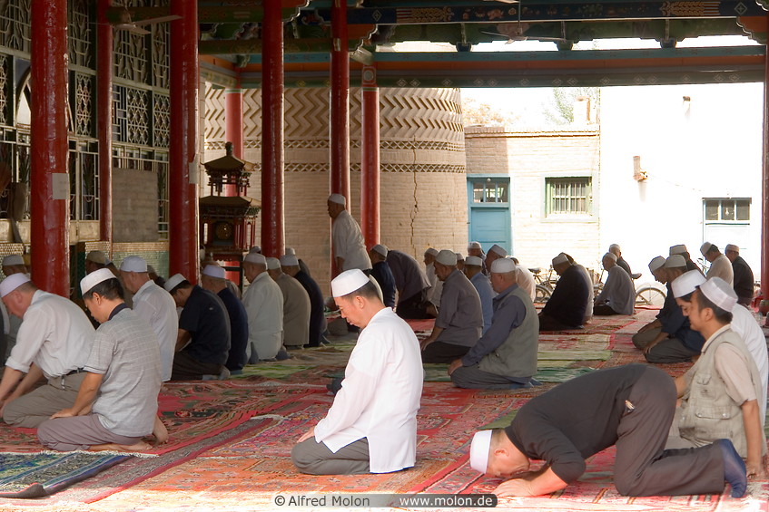06 Muslim Uighurs during prayer