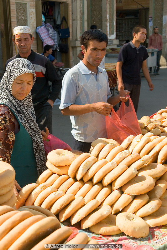 02 Uighur bread seller and customer
