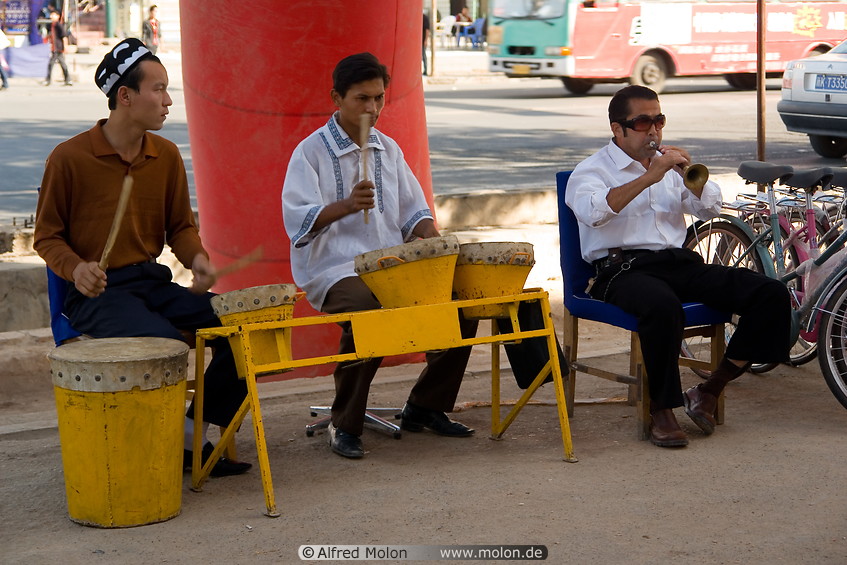 07 Uighur street musicians