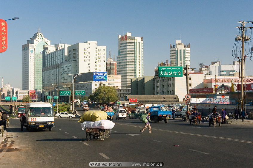 01 Urumqi skyline and street