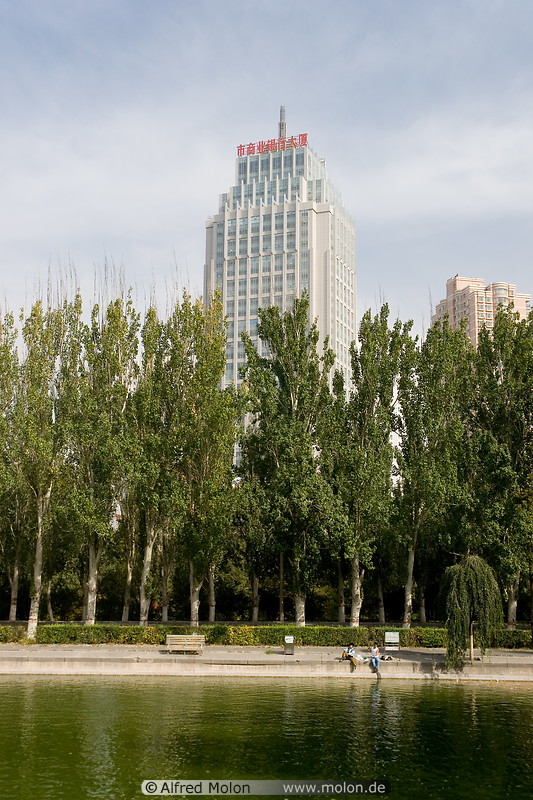 03 Pond, skyscraper and trees