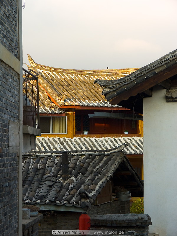 18 Naxi style roofs