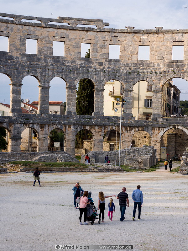 23 Tourists in Pula arena