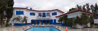 06 Blue house and pool