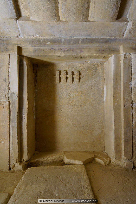 18 Inside the tomb