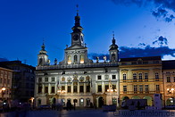 04 Town hall at night