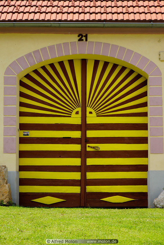 02 Gate with yellow stripes