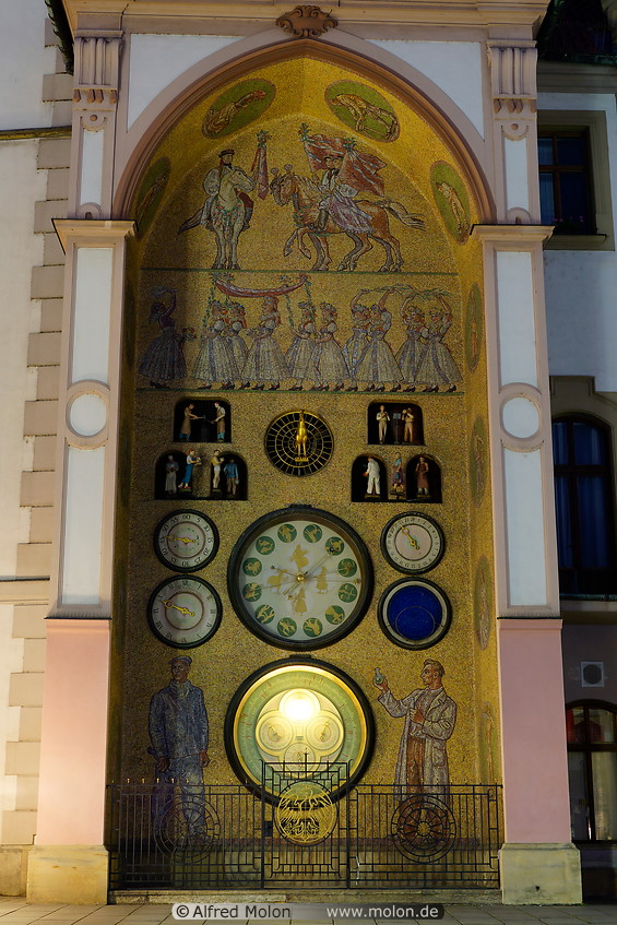 05 Astronomical clock