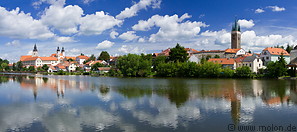 07 Skyline of Teld reflected in the lake