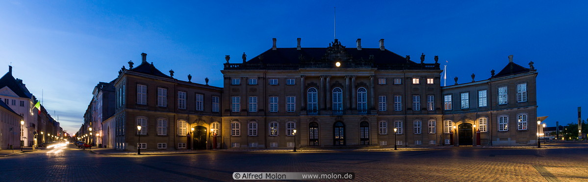 14 Amalienborg palace at night