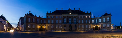 14 Amalienborg palace at night