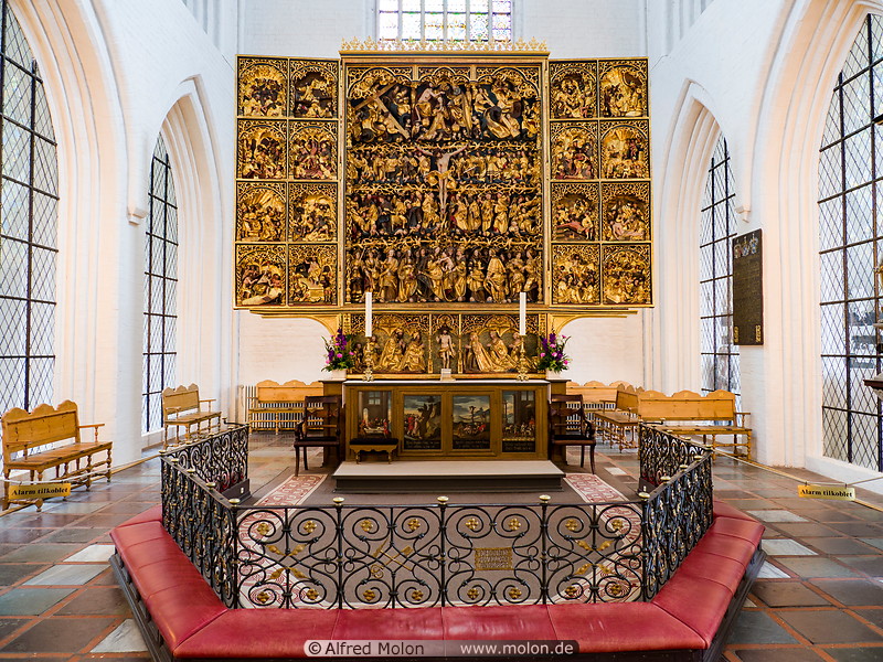 39 St Knuds church altar