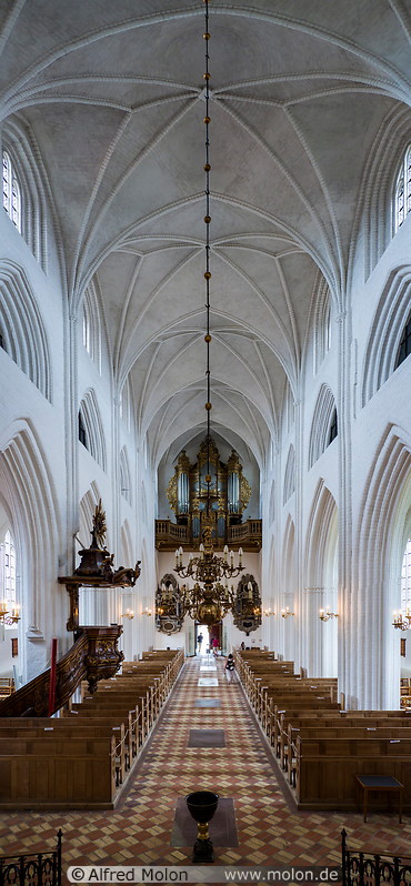 42 St Knuds church interior