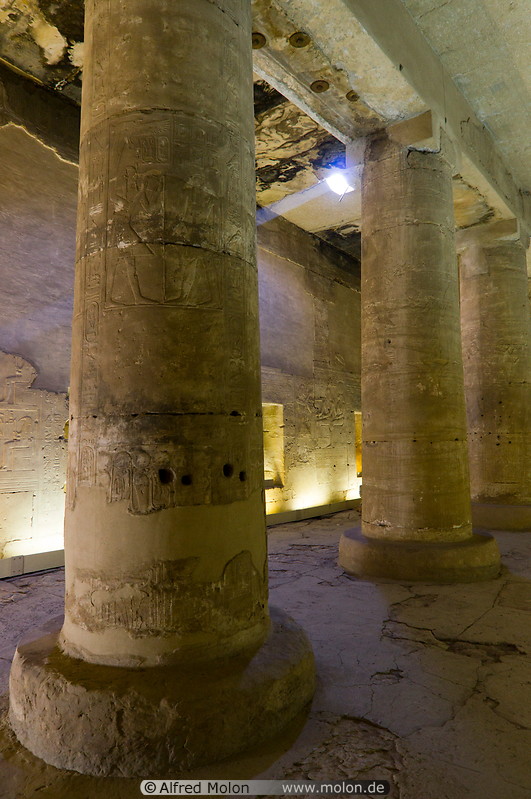 17 Hall with columns