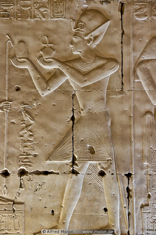 19 Bas-relief with a pharao