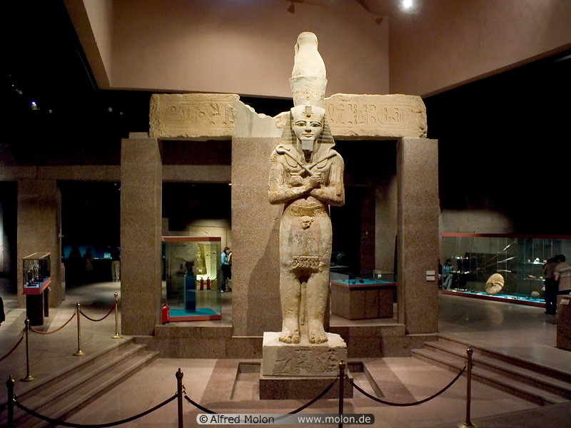 01 Pharaoh statue