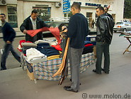 05 Street sweater seller