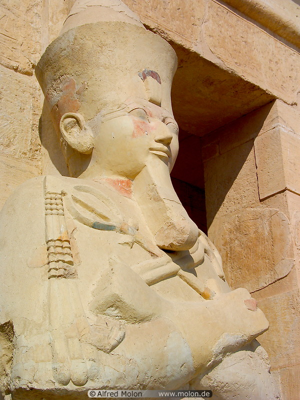 06 Statue of pharaoh