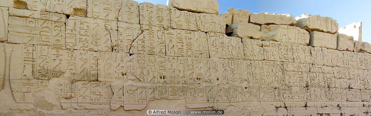 20 Wall with hieroglyphs