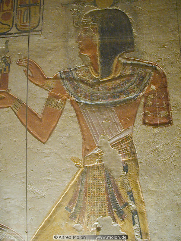 05 Bas-relief showing pharaoh