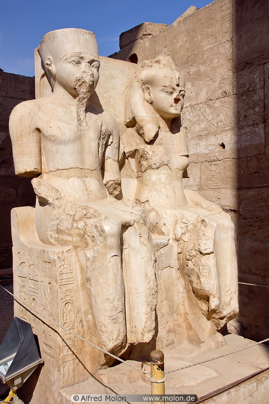 27 Statues of pharao and queen
