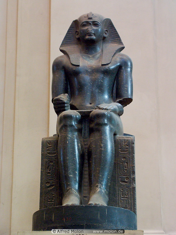 06 Seated statue