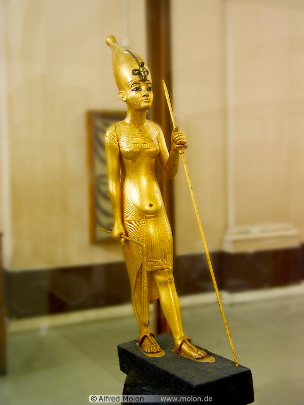 06 Golden statue