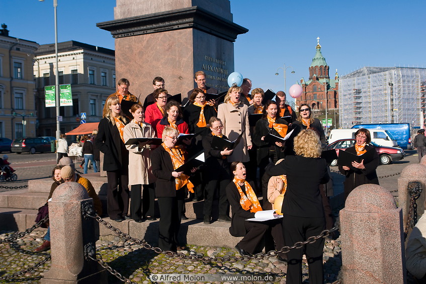 02 Choir singing on Kauppatori market square