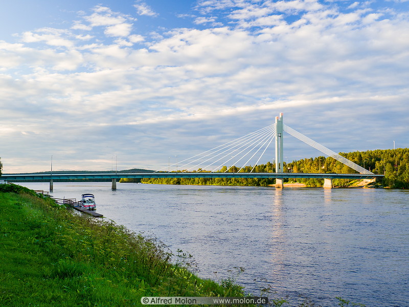 08 Suspension bridge over Kemijoki river