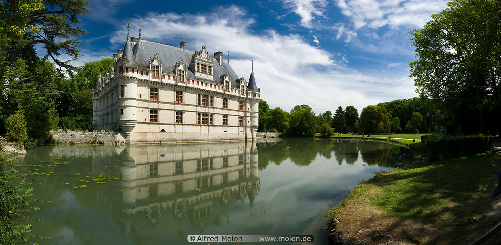 18 Azay le Rideau castle reflecting in Indre river