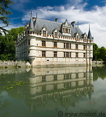 19 Azay le Rideau castle reflecting in Indre river