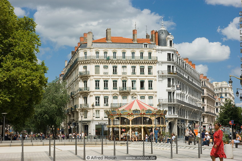 07 Buildings on Place de la Republique