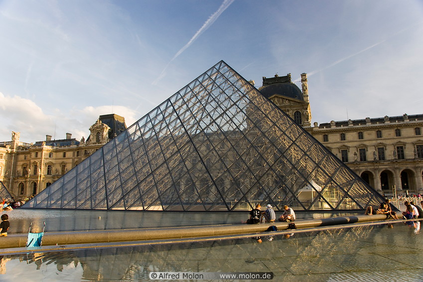 08 Louvre glass pyramid