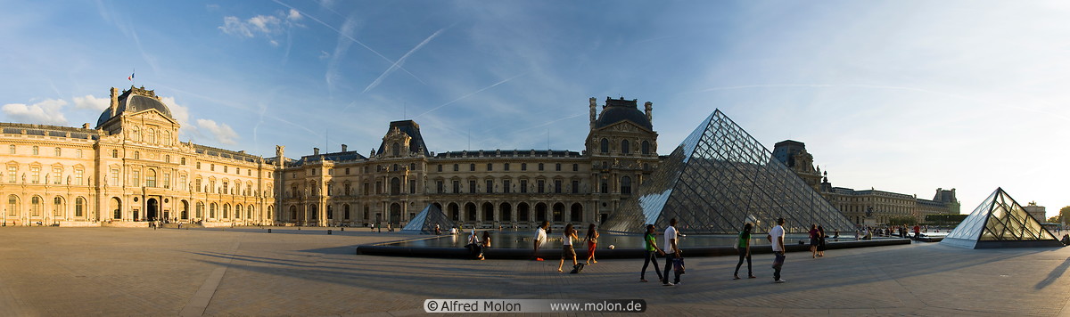 18 Louvre pyramid and place du carrousel