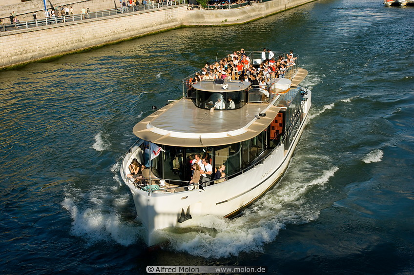 03 Tourist boat in Seine river