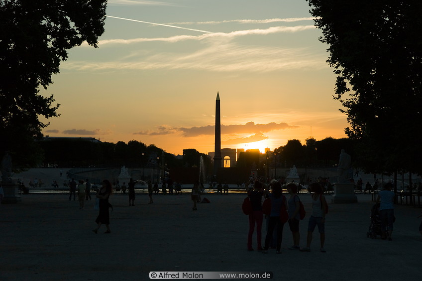 07 Sunset view of Tuileries park and Place Concorde