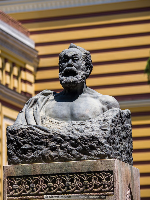 01 Tbilisi opera statue