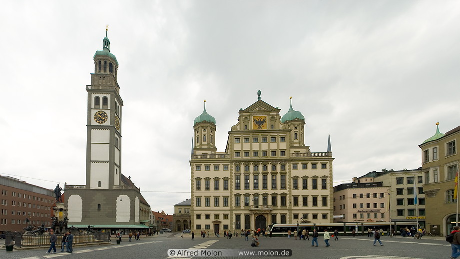 03 Town hall (Rathaus) and square