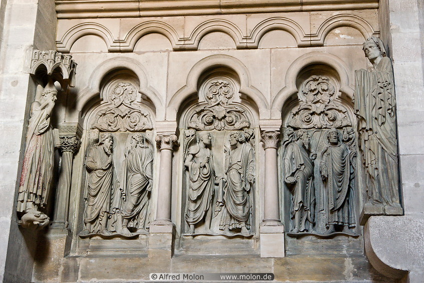 12 Statues on bas-reliefs