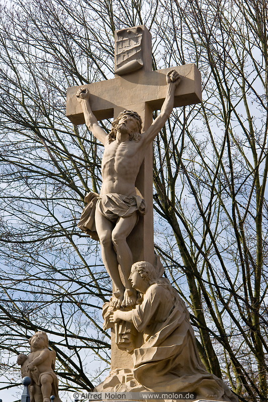 06 Statue group with Jesus